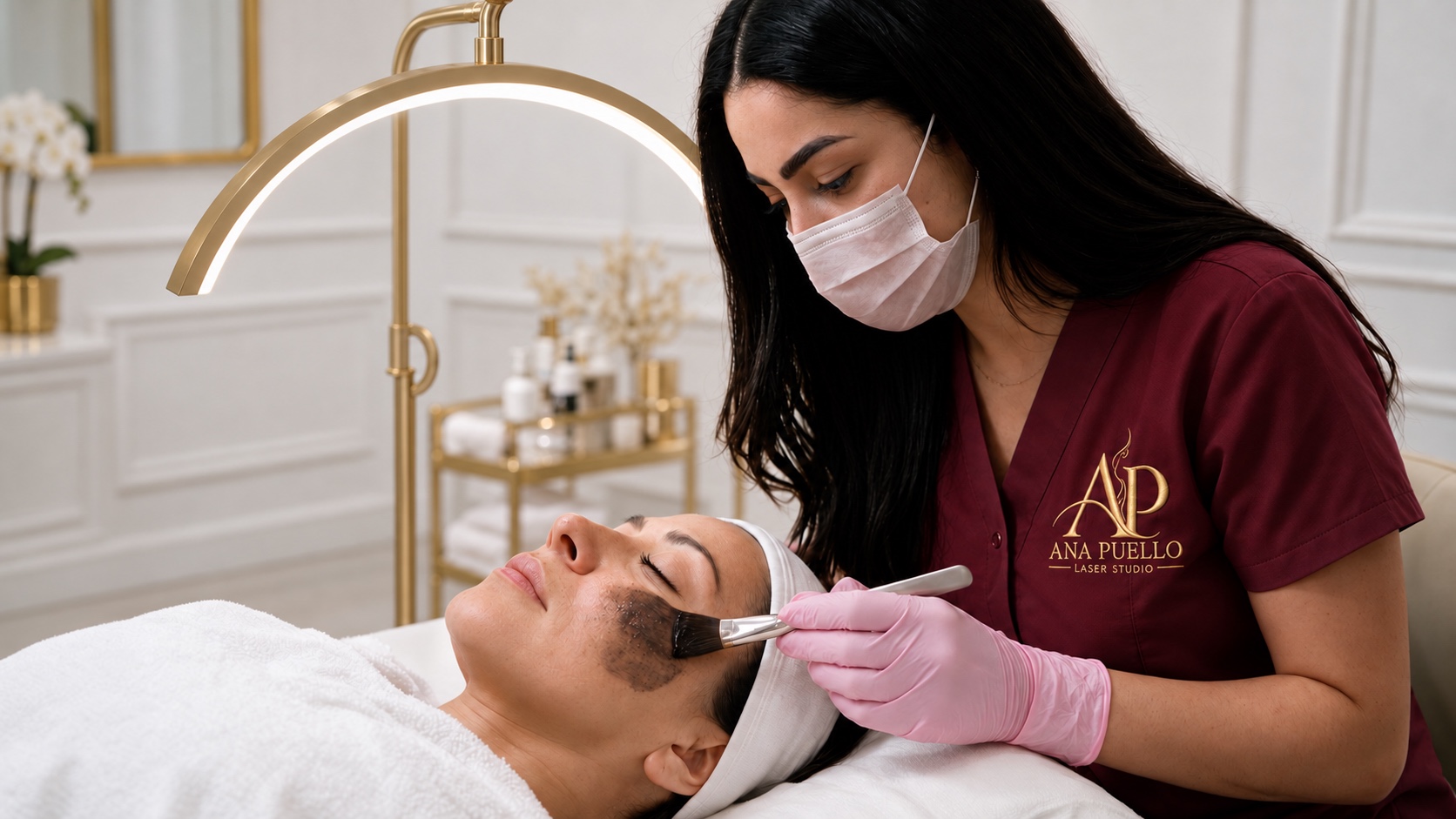 Aplicación de mascarilla de carbón facial